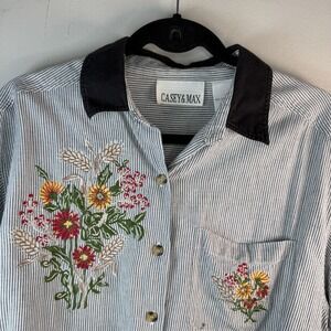 VTG Casey & Max Womens Top sz Large Blue Floral Embroidered Button Grandmacore